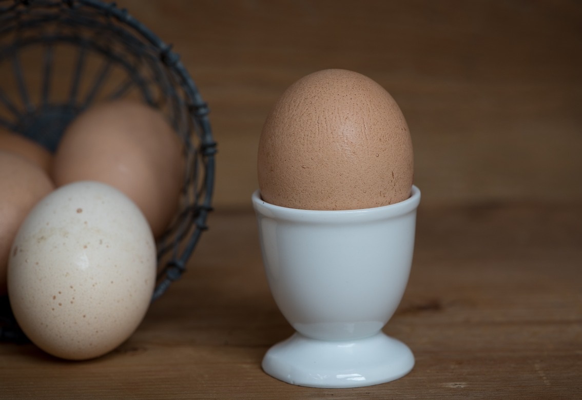 Eierbecher mit Ei – rund um die Eieruhr