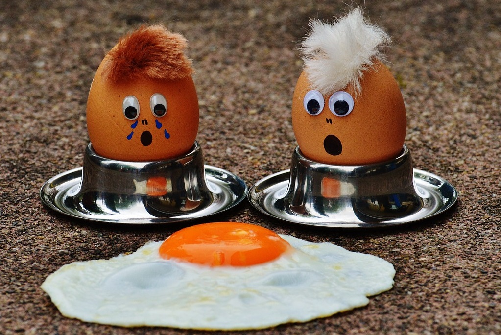 Gekochte Frühstückseier im Eierbecher